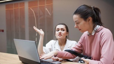 Koçluk ve akıl hocalığı, bir profesyonel genç meslektaşına yardım eder. Stajyerlik konsepti.