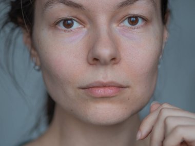 30 yaşından büyük genç bir kadın, doğal güzellik, makyajsız ve rötuşsuz olgun bir cilt.,