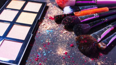 Kozmetik ve güzellik, gölgeler ve makyaj fırçalarıyla dolu bir hayat.,