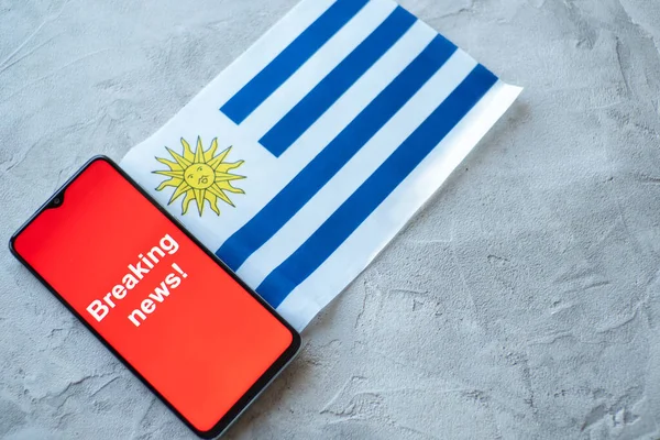 Έκτακτο δελτίο ειδήσεων, η σημαία της χώρας της Ουρουγουάης και η επιγραφή ειδήσεων — Φωτογραφία Αρχείου