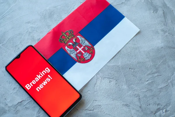 Noticias de última hora, la bandera del país de Serbia y las noticias de inscripción — Foto de Stock