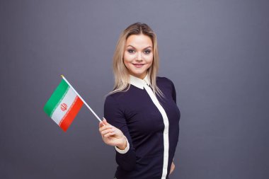 Göçmenlik ve yabancı dil eğitimi, konsept. Elinde İran bayrağı olan gülümseyen genç bir kadın..