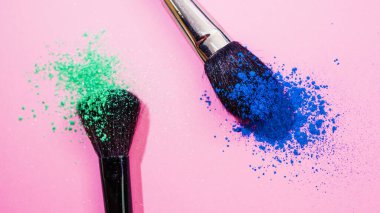 Makyaj sanatçısı fırça ve gevşek toz veya göz farı,