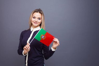 Göçmenlik ve yabancı dil eğitimi, konsept. Elinde Portekiz bayrağı olan gülümseyen genç bir kadın..