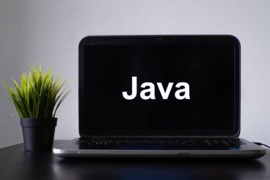 Java programlama dili. Programlama eğitimi, bilgisayar kursu konsepti. Laptop masada.