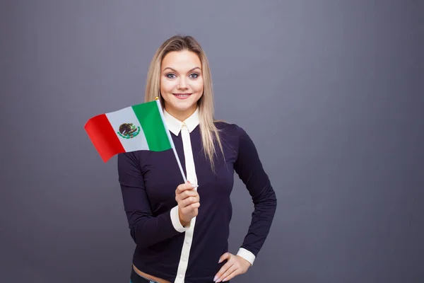 移民与外语学习,概念.一个年轻的微笑的女人手里拿着墨西哥国旗. — 图库照片