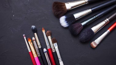 Farklı makyaj fırçaları, makyaj malzemeleri.,