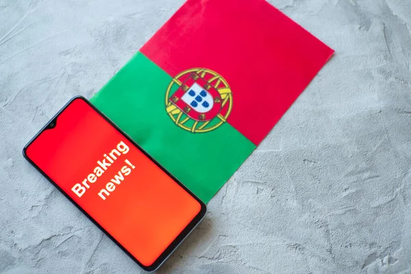 Brekend nieuws, de vlag van Portugal en het inscriptienieuws — Stockfoto