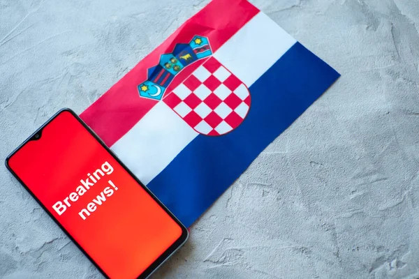 Noticias de última hora, la bandera del país de Croacia y las noticias de inscripción — Foto de Stock