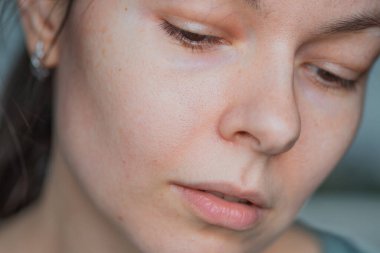 30 yaşından büyük genç bir kadın, doğal güzellik, makyajsız ve rötuşsuz olgun bir cilt.,