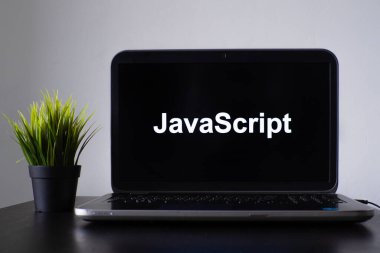 JavaScript programlama dili. Programlama eğitimi, bilgisayar kursu konsepti. Laptop masada.
