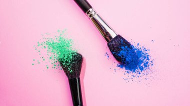 Makyaj sanatçısı fırçası ve parlak göz farı, kozmetik ve makyaj,