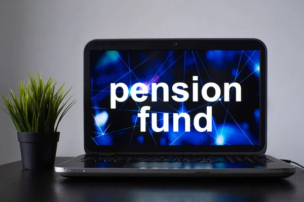 Fondo de pensiones y seguro de vida, ahorros financieros para la jubilación. Ordenador portátil en la mesa — Foto de Stock