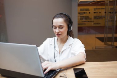 Bir öğrenci bir grupta ya da kişisel öğretmeniyle çevrimiçi kurslar alır. E-öğrenme