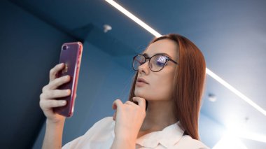 Çevrimiçi çalış, cep telefonu kullanarak herhangi bir yerden projeye erişim.