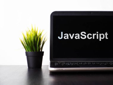 JavaScript programlama dili. Programlama eğitimi, bilgisayar kursu konsepti. Laptop masada.