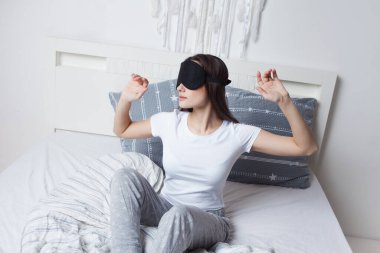 Genç bir kadın sabah uyandığında uyku maskesi takıyordu, günaydın.