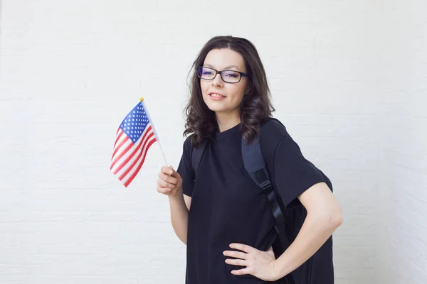 Junge Frau mit der Flagge der Vereinigten Staaten von Amerika. — Stockfoto