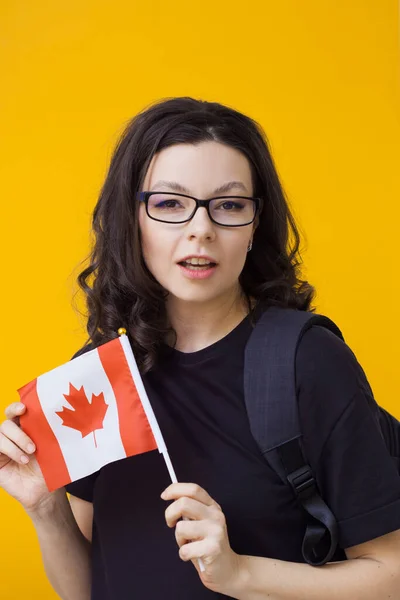 Jeune femme avec le drapeau du Canada. Apprentissage de l'anglais , — Photo