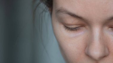 30 yaşından büyük genç bir kadın, doğal güzellik, makyajsız ve rötuşsuz olgun bir cilt.,