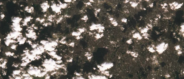 Париж под облаками, столица Франции спутниковое изображение — стоковое фото