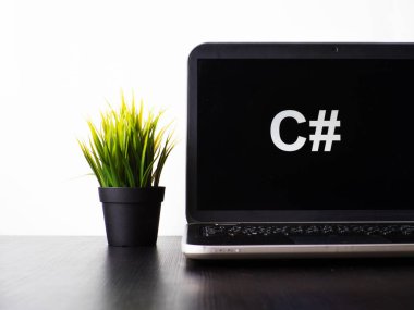 C diyez programlama dili. Programlama eğitimi, bilgisayar kursu konsepti. Laptop masada.
