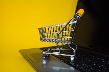 Online satışların sonu. Çevrimiçi alışveriş, dizüstü bilgisayarda alışveriş arabası.