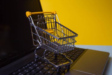 E-Ticaret. Çevrimiçi alışveriş, dizüstü bilgisayarda alışveriş arabası.