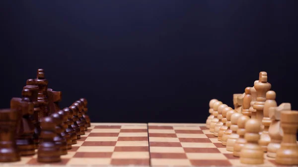 Bir satranç oyunu, bir satrancın başlangıcı. İki taraf karşı karşıya.. — Stok fotoğraf