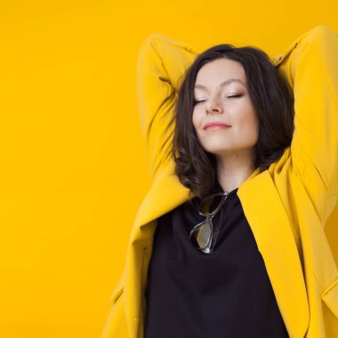 Sarı renkli, parlak portresi olan genç, pozitif kadın.