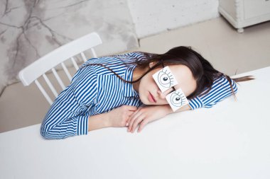 Uykusuzluk ve gecikme. Bir öğrenci çalışıyormuş gibi yapıyor.,