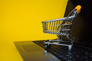 E-Ticaret. Çevrimiçi alışveriş, dizüstü bilgisayarda alışveriş arabası.