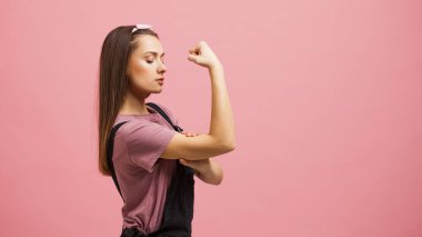 Evet, yapabilirsin. Güçlü ve bağımsız bir kadın. Posterden bir görüntü..