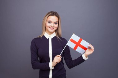 Göçmenlik ve yabancı dil eğitimi, konsept. Elinde İngiltere bayrağı olan gülümseyen genç bir kadın..