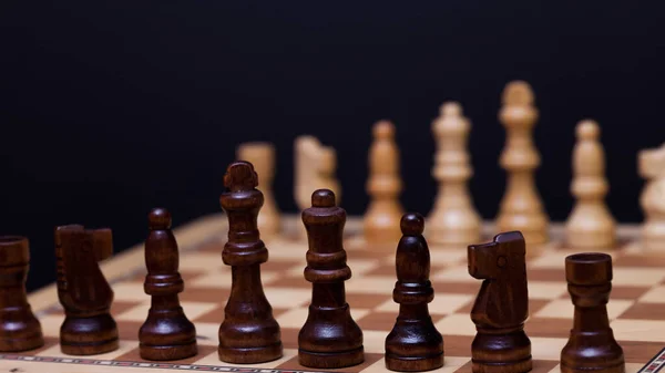 Bir satranç oyunu, bir satrancın başlangıcı. İki taraf karşı karşıya.. — Stok fotoğraf