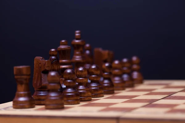 Holzschach in einem kontrastreichen Licht. Eine Schachpartie, ein intellektueller Wettbewerb, — Stockfoto