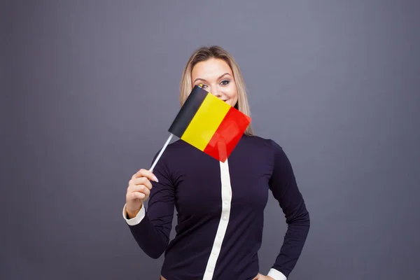 移民与外语学习,概念.一个年轻的微笑的女人手里拿着比利时国旗. — 图库照片
