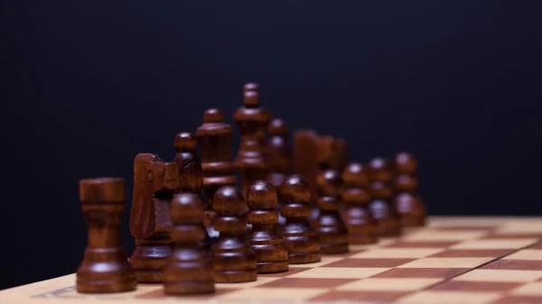 Holzschach in einem kontrastreichen Licht. Eine Schachpartie, ein intellektueller Wettbewerb, — Stockfoto