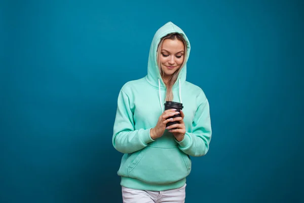 Menina hipster elegante na moda em um capuz azul com um capuz — Fotografia de Stock