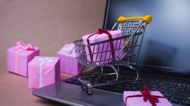İnternetten hediye almak. Online alışveriş, satış ve e-ticaret.
