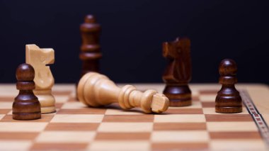 Satranç oyunu, şah mat, bir figür kes, iş dünyasındaki rekabet kavramı