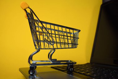 Online satışların sonu. Çevrimiçi alışveriş, dizüstü bilgisayarda alışveriş arabası.