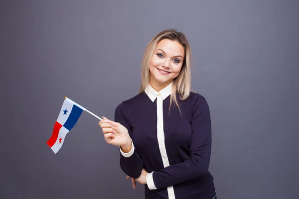 Invandring och studier av främmande språk, begrepp. En ung leende kvinna med en Panama flagga i handen — Stockfoto