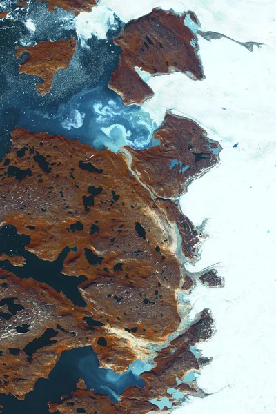 Bela e dura natureza do Norte, imagem de satélite. Fiordes rochosos e geleiras . — Fotografia de Stock