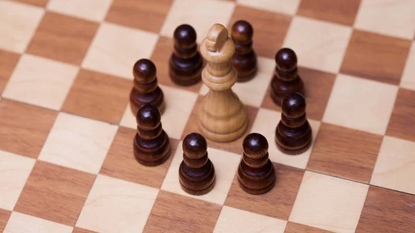 Шахи, багато проти одного, концепція командної роботи . — стокове фото