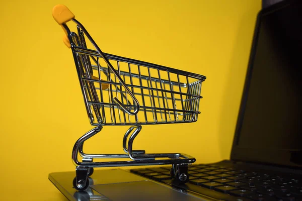 Fim das vendas online. Compras online, carrinho de compras no teclado do laptop . — Fotografia de Stock