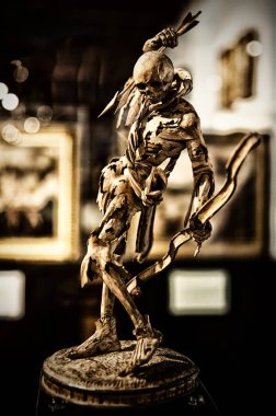 Korkunç bir balina iskeletinin heykeli.