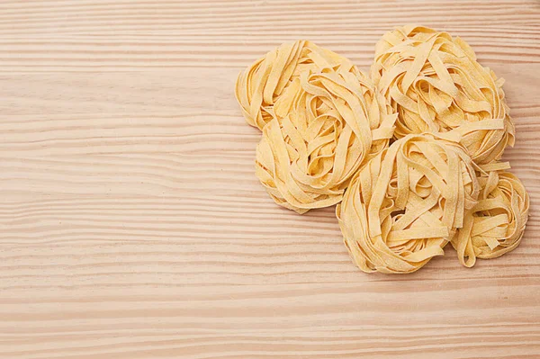 Італійський фетукцин на дерев'яному фоні. рецепт домашньої пасти — стокове фото