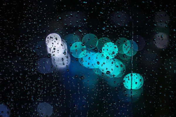 Regen druppels op het venster met bokeh verkeerslicht — Stockfoto