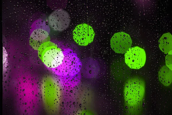 Gocce di pioggia sulla finestra con semaforo bokeh — Foto Stock